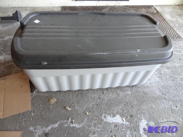 lot 8 image: Rubbermaid 54 gal tote...