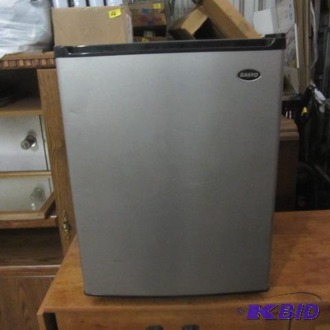 lot 11 image: Sanyo Mini Frig