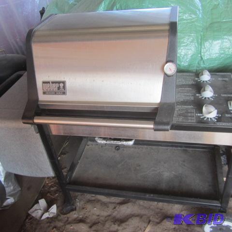 lot 17 image: Weber Gas Grill