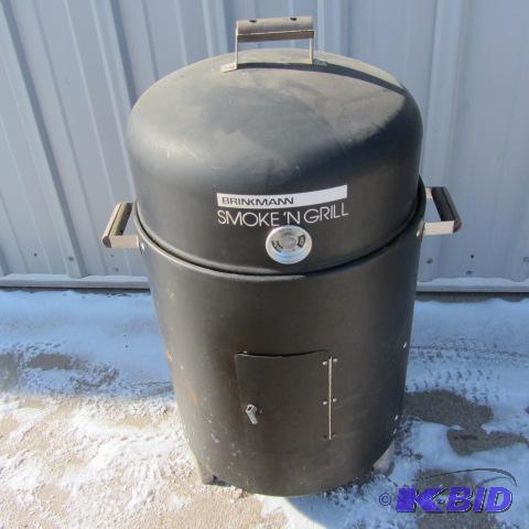 lot 18 image: Brinkman Smoker Grill