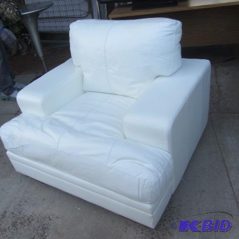 lot 2 image: Italian Leather Chair