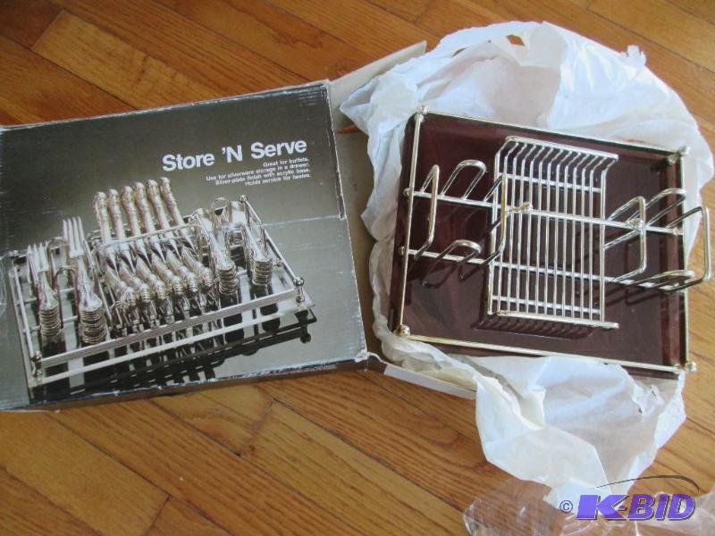 Store N Serve silverware holder  looks new...