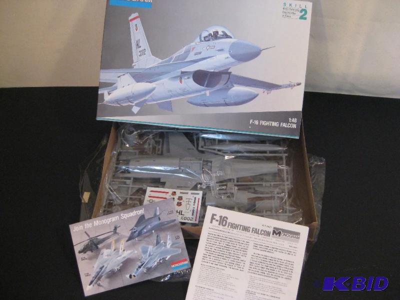 lot 25 image: 1991 F-16 Fighting Falcon Model in Plastic Ne...