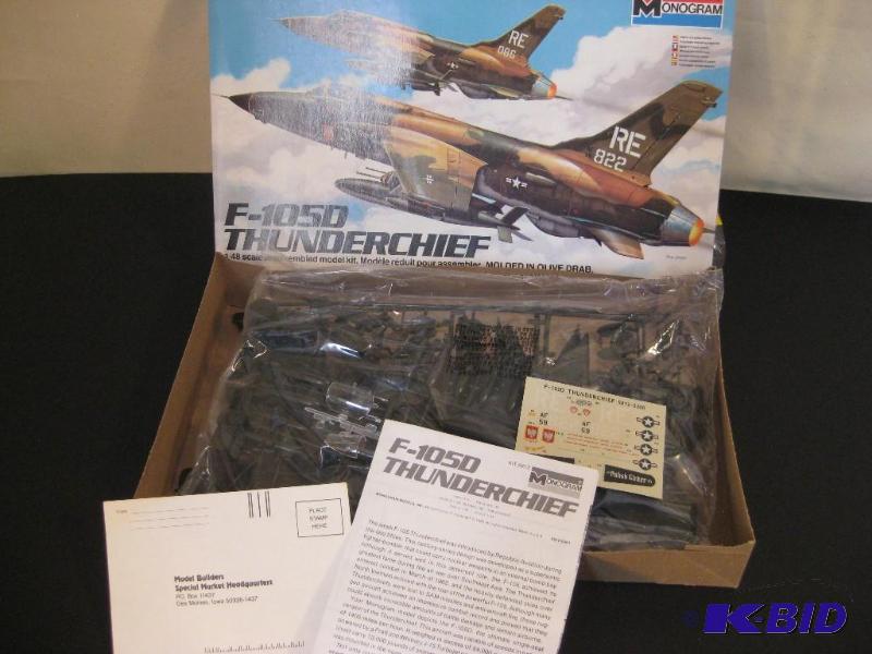 lot 26 image: 1985 F-105D Thunderchief Model in Plastic Nev...