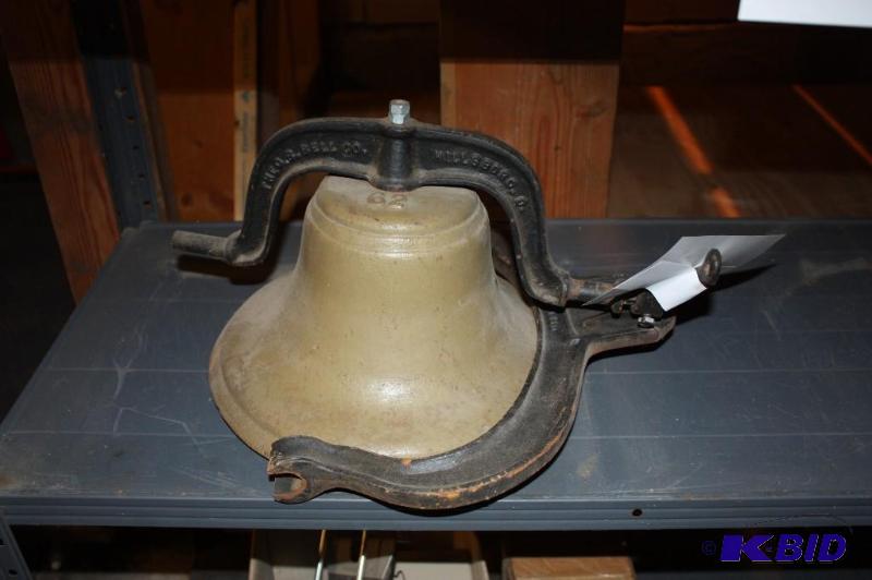 lot 1122 image: The G.S. Bell Co. Vintage Metal Bell #62.