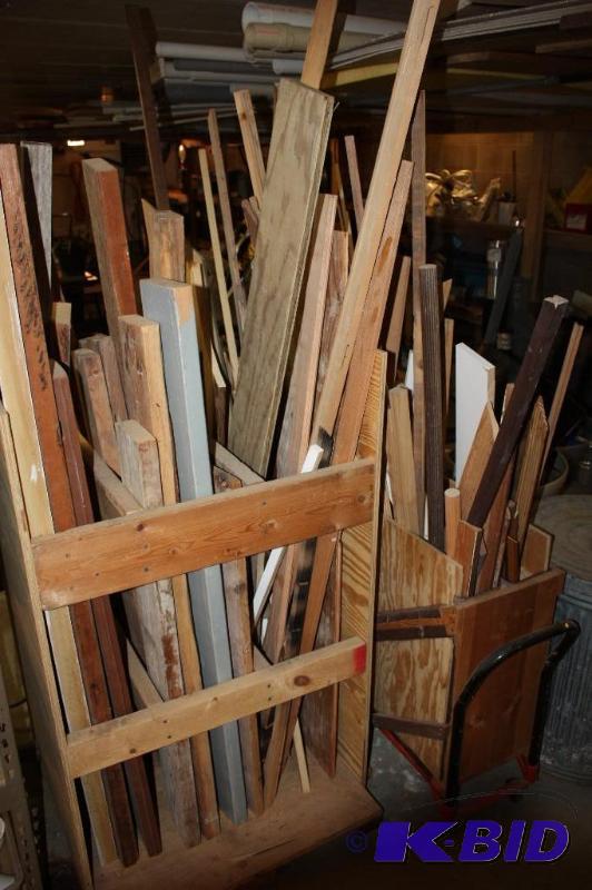 lot 1192 image: Crate of Wooden Trim Pieces Miscellaneous Lengths Wooden Crate 32 x 28 x 11.
