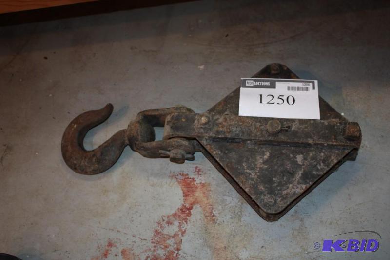 lot 1250 image: Vintage Turnbuckle Pulley with Swivel Hook