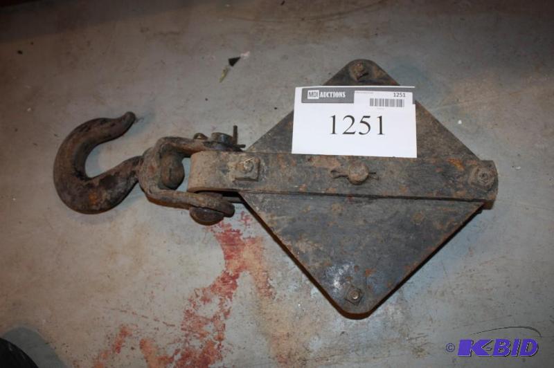 lot 1251 image: Vintage Turnbuckle Pulley with Swivel Hook