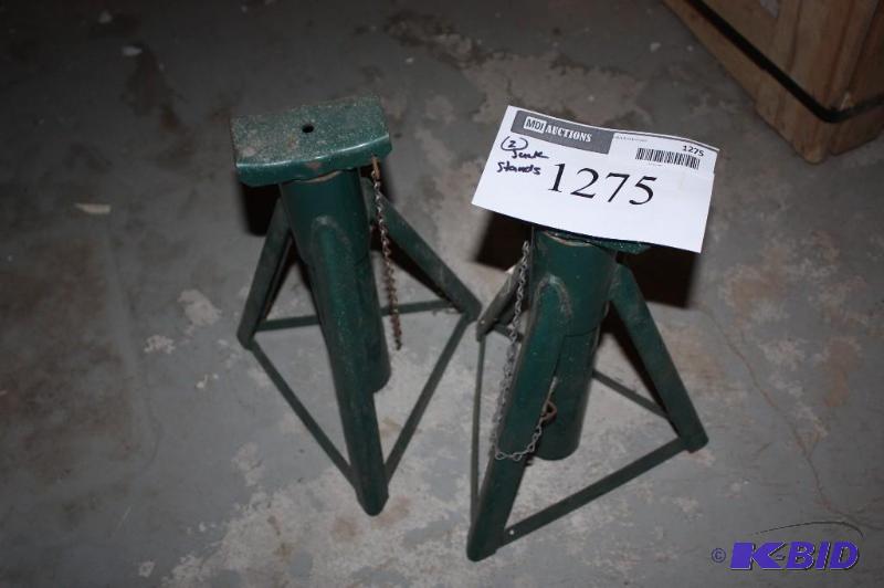 lot 1275 image: Lot of (2) Green Jack Stands.