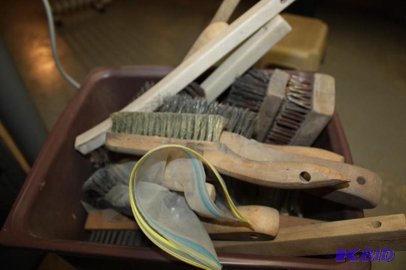 lot 1302 image: Bucket Lot of Various Types of Brushes.