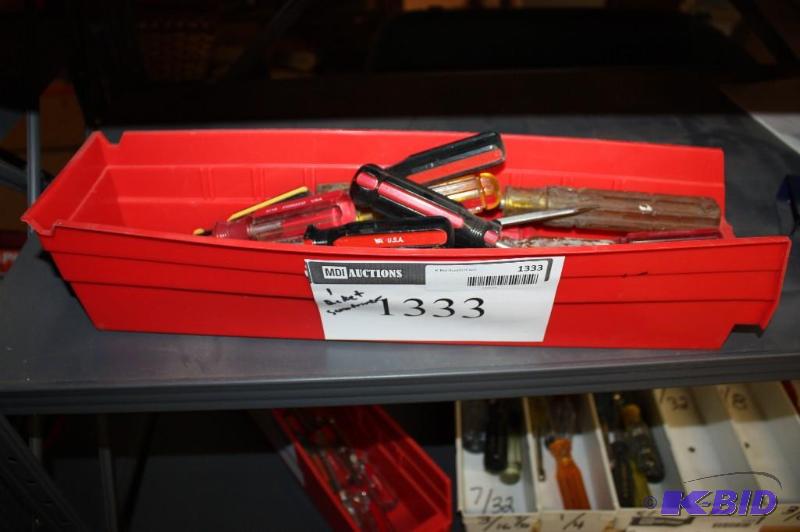 lot 1333 image: Box Lot of Multiple, Various Lengths and Sizes of Flathead Screwdrivers.