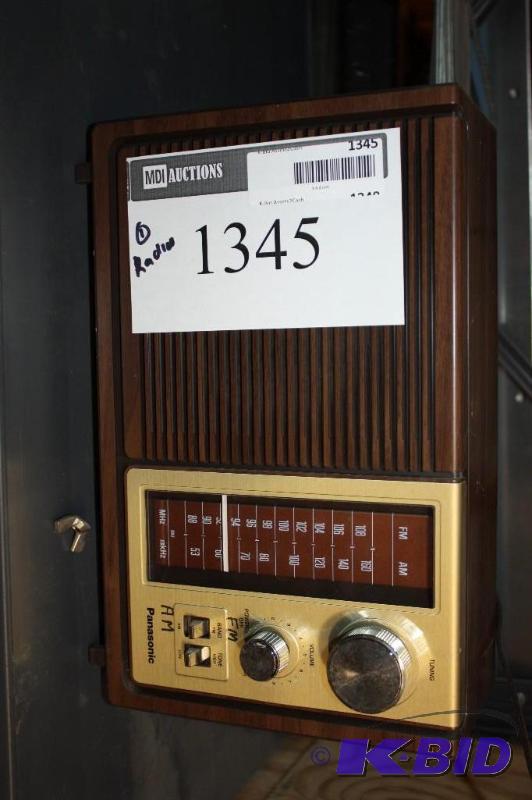 lot 1345 image: Vintage Panasonic Brand AMFM Radio, Model re-6280 AC 120V 60Hz 8W Brown Wood like casing.