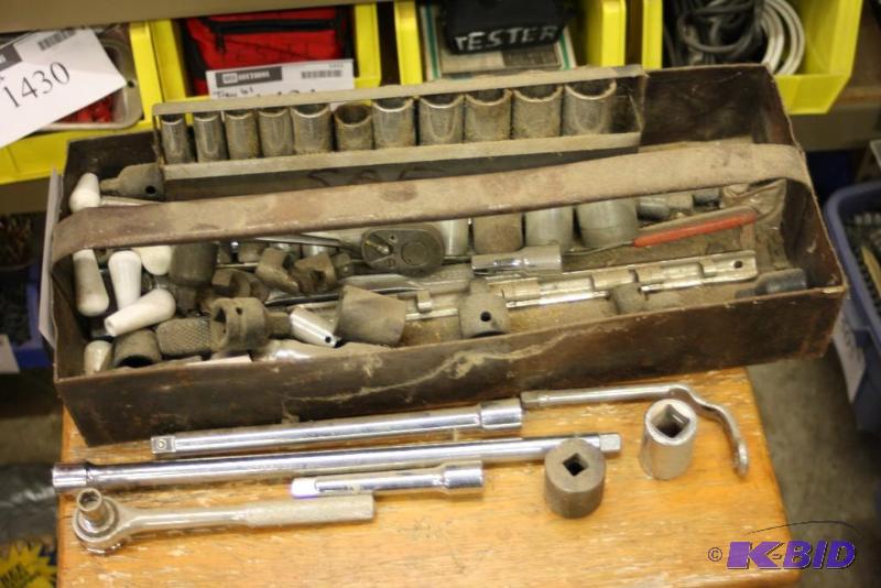lot 1422 image: Tray Lot Including Ratchet Bars Ratchet Set Hand Ratchet And More.
