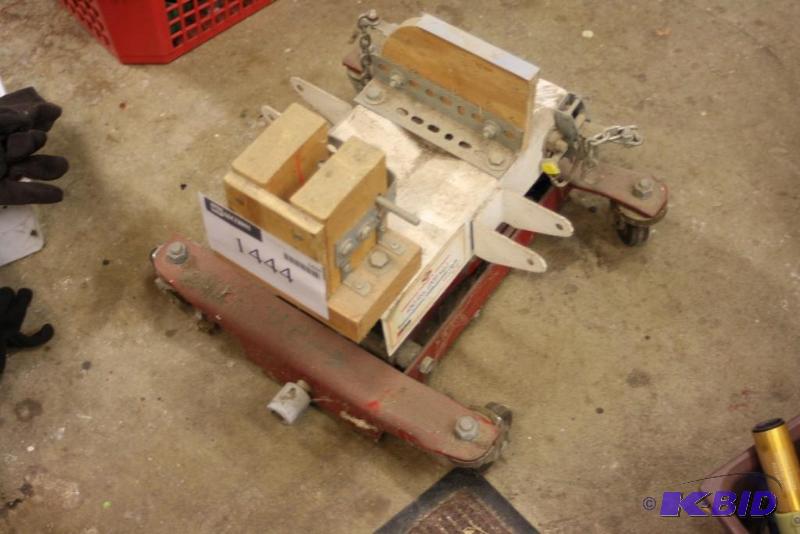 lot 1444 image: American Forge & Foundry 450lbs. TransmissionDifferential Jack Model 2160.
