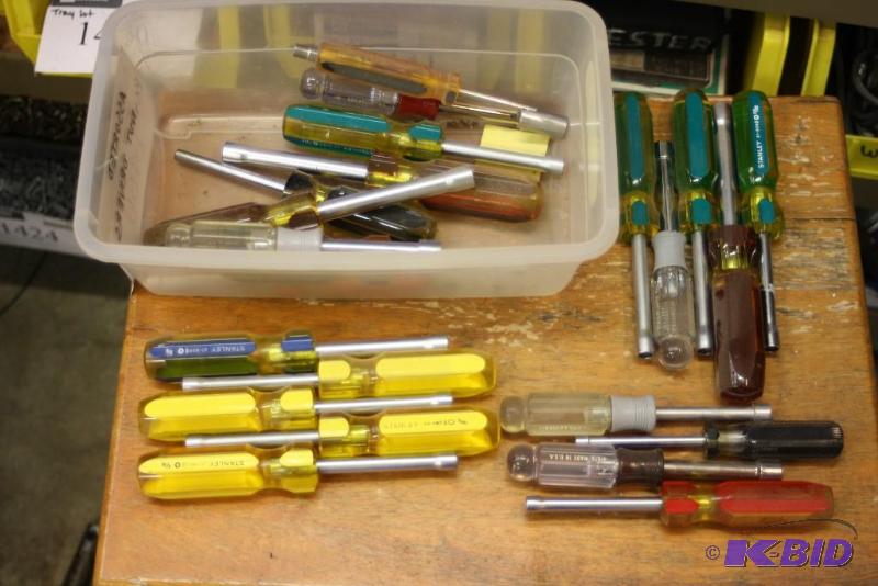 lot 1460 image: Box Lot of MIscellaenous Sized Ratchet Head Screw-Drivers.