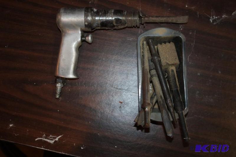 lot 1541 image: Craftsman High Speed Air Hammer Model 756.18800 3500 Blows Per Min Includes Hammer Bits.