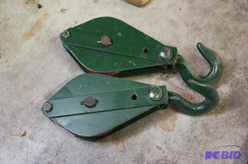 lot 1562 image: Lot of (2) Pulleys with Hooks.