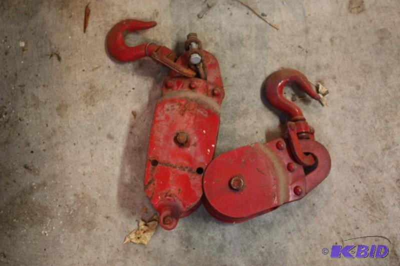 lot 1564 image: Lot of (2) Double Pulleys with Hooks.