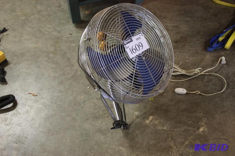 lot 1609 image: Medium Sized Electric Fan.
