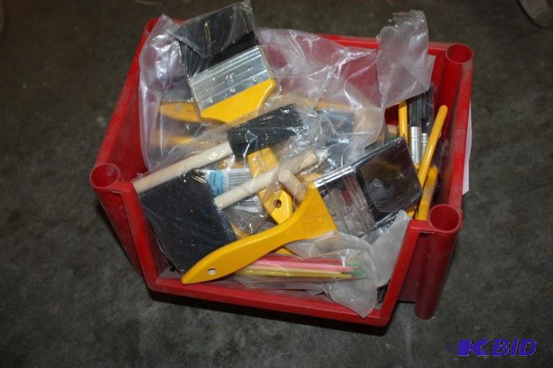 lot 1629 image: Lot of Various Sizes and Lengths of Paintbrushes.