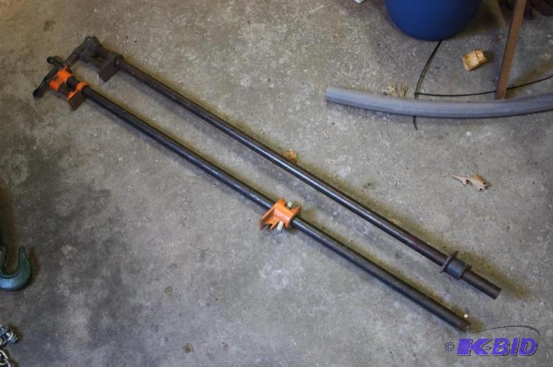 lot 1640 image: Lot of (2) Pipe Clamps Metal.