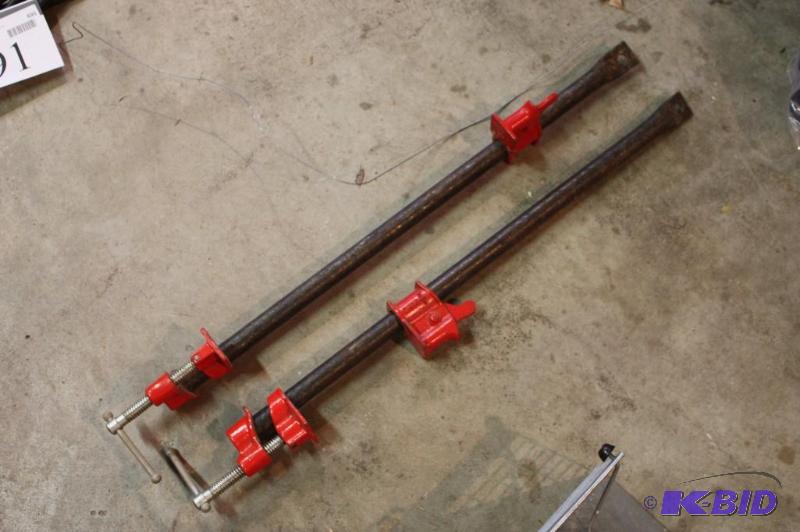 lot 1641 image: Lot of (2) Pipe Clamps Metal.