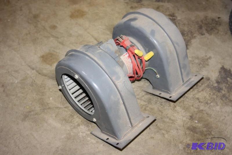 lot 1662 image: Dayton Brand Dual Motor Fan, Model 2C069B, Thermally Protected, RPM 1320, Motor Must Be Grounded.