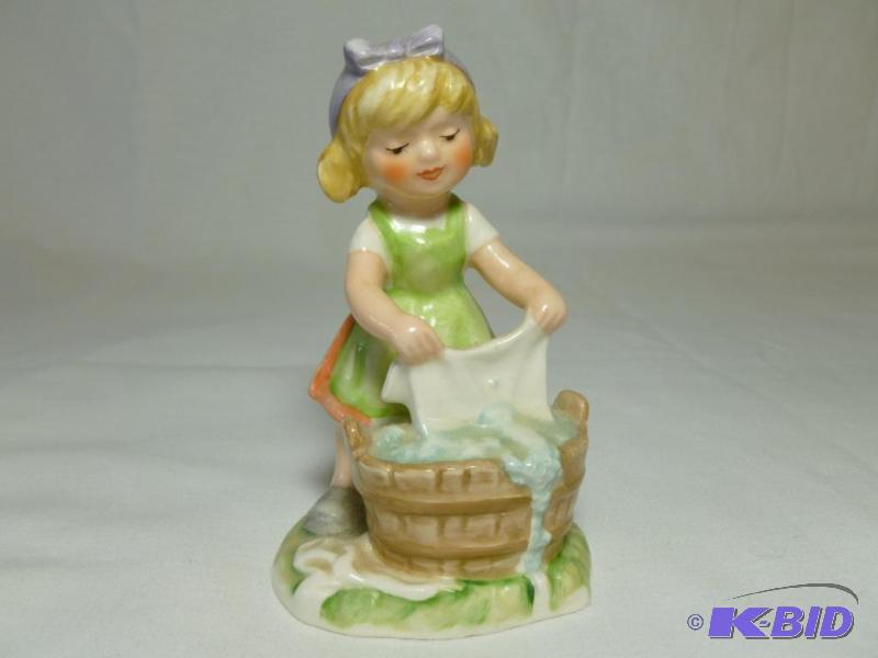 Beautiful Goebel - Hummel figurine that measu...