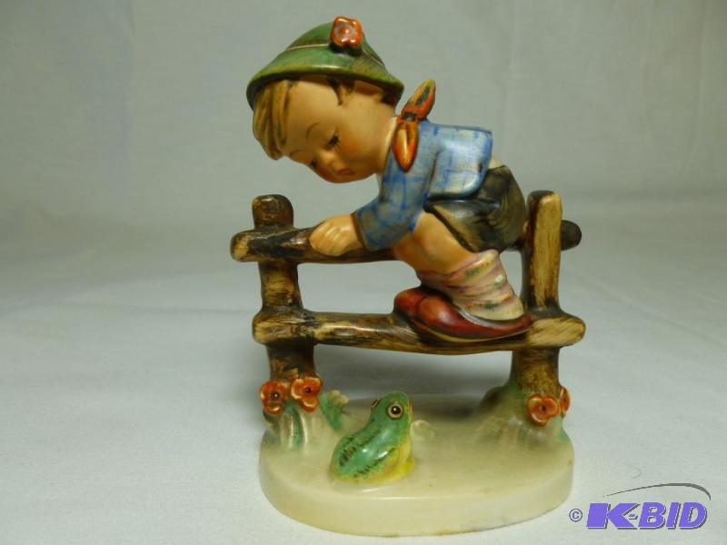 Beautiful&nbspHummel figurine with full bee ...