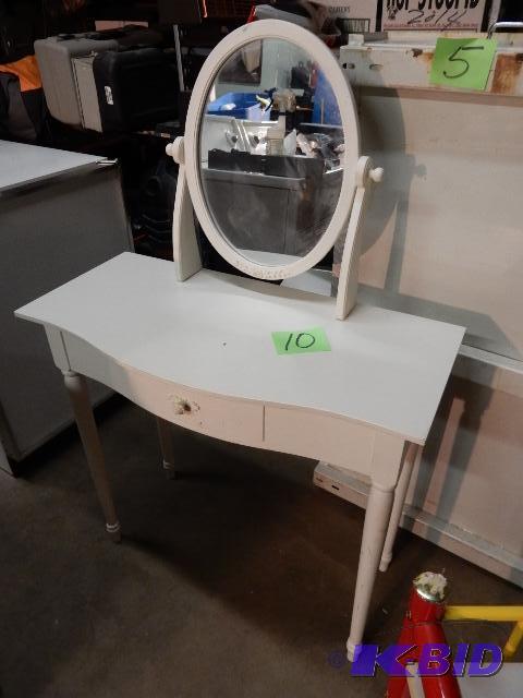 lot 10 image: Childs Makeup table with drawer.. Pressed wood