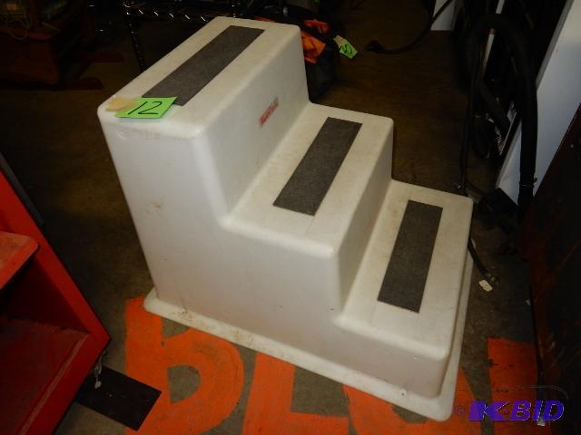 lot 12 image: Plastic 3 Step Portable Stairway