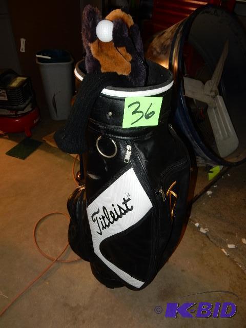 lot 36 image: Titleist, Golf Bag.. Nice shape