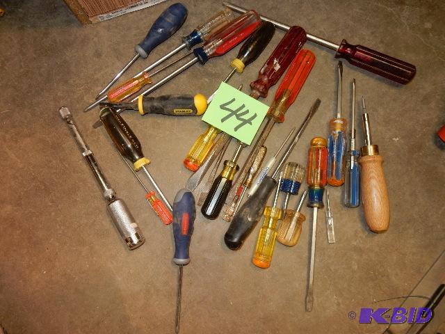 lot 44 image: Screw Drivers