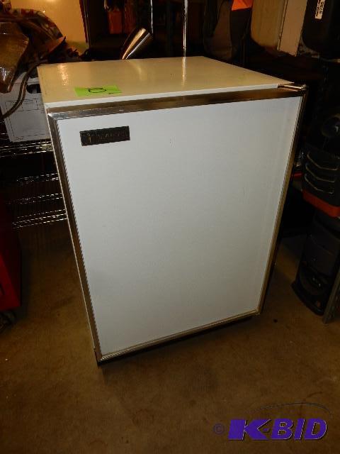 lot 8 image: Marvel Small Refrigerator