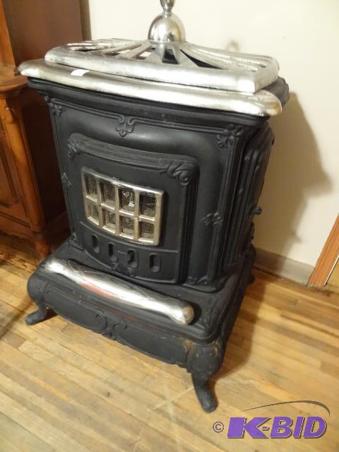 Antique cast iron stove. This unit is in exce...