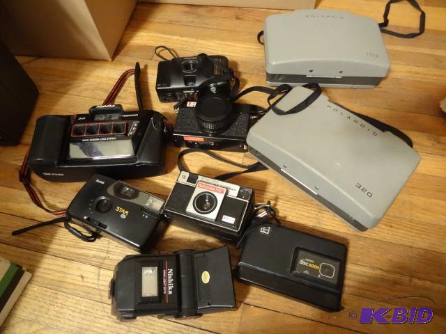 Box of misc vintage cameras...