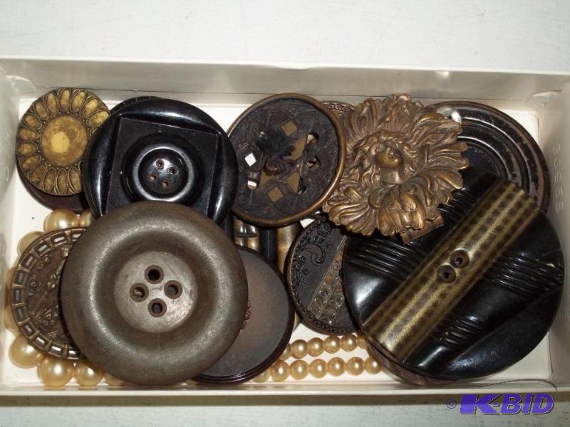 Miscellaneous box of buttons...