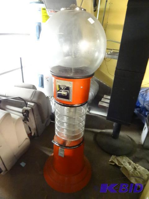 lot 32 image: Spiral gumball machine. No keys...