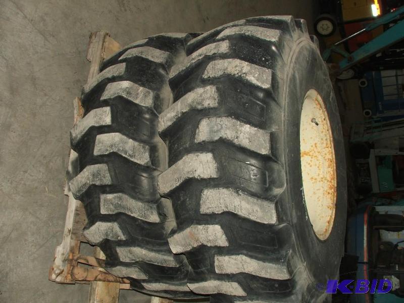 lot 11 image: Tractor Lift Tires 18.4-24 on 10 bolt Ingerso...