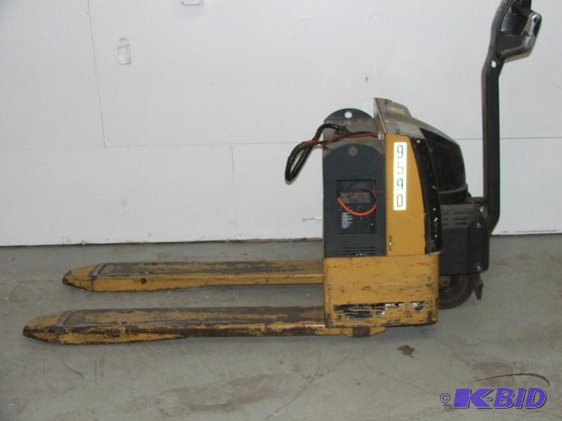 lot 13 image: Cat Powered Pallet Jack