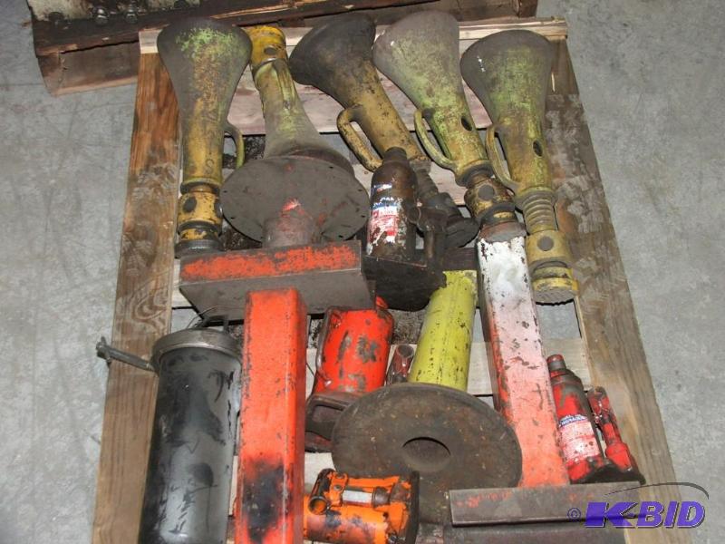 lot 41 image: Pallet lot of Bottle jacks and jack stands...