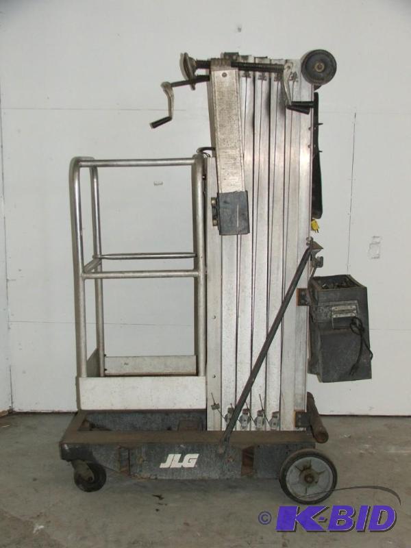 lot 6 image: JLG AM-24 man lift