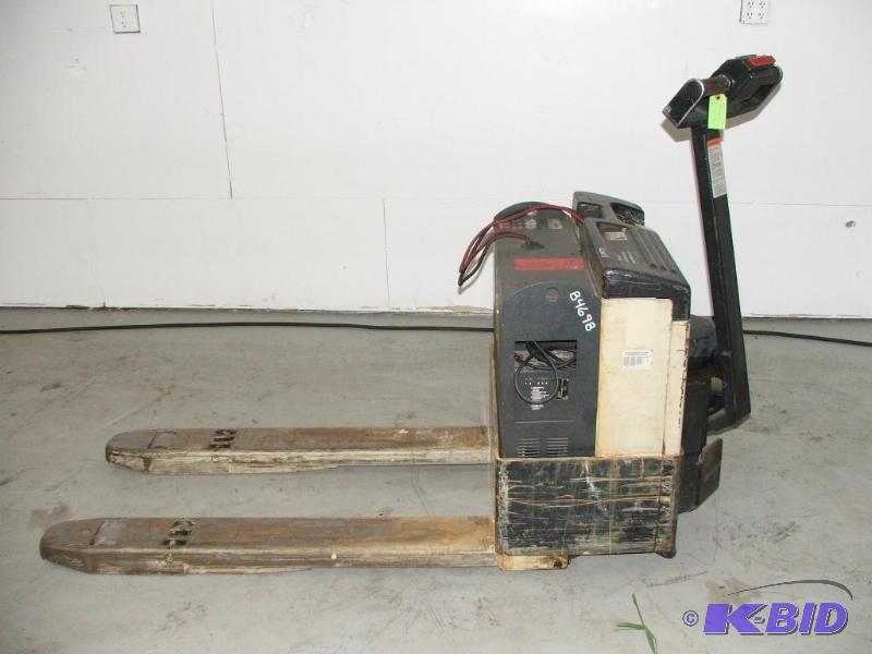 lot 7 image: Crown Power Pallet Jack