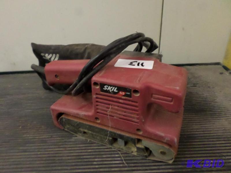 lot 113 image: Skil 4.5Amp Belt Sander...