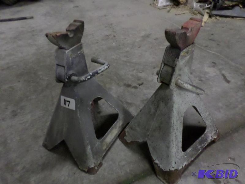 lot 117 image: (2) Larin Heavy Duty Jack Stands...