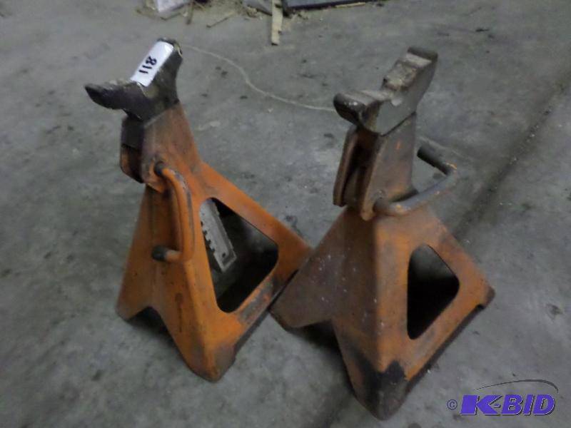 lot 118 image: (2) Heavy Duty Jack Stands...