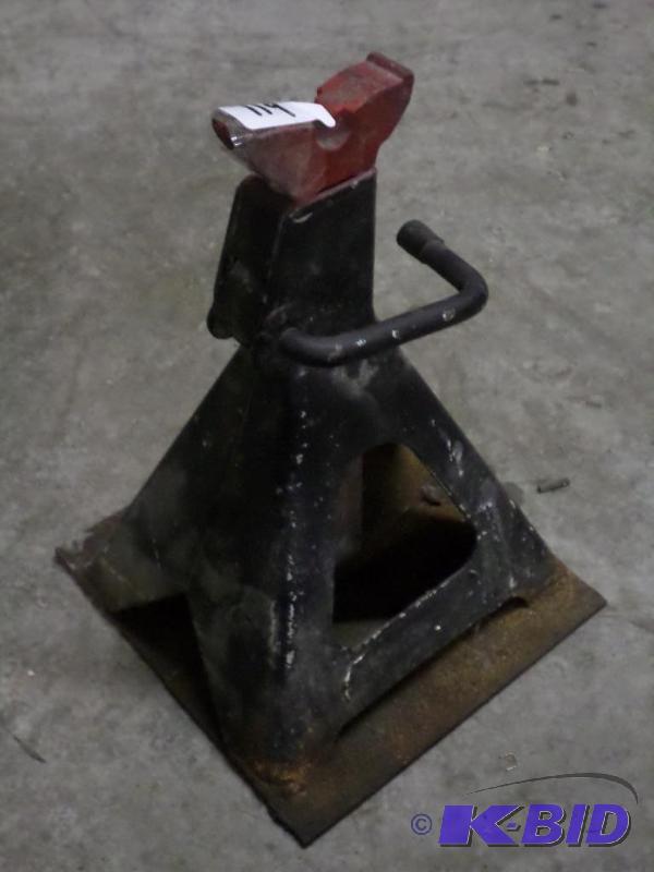 lot 119 image: (2) Heavy Duty Jack Stands...
