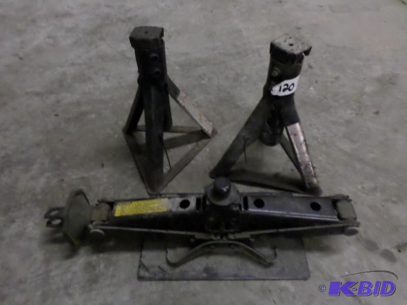 lot 120 image: (2) Camper Jacks & (1) Screw Jack...