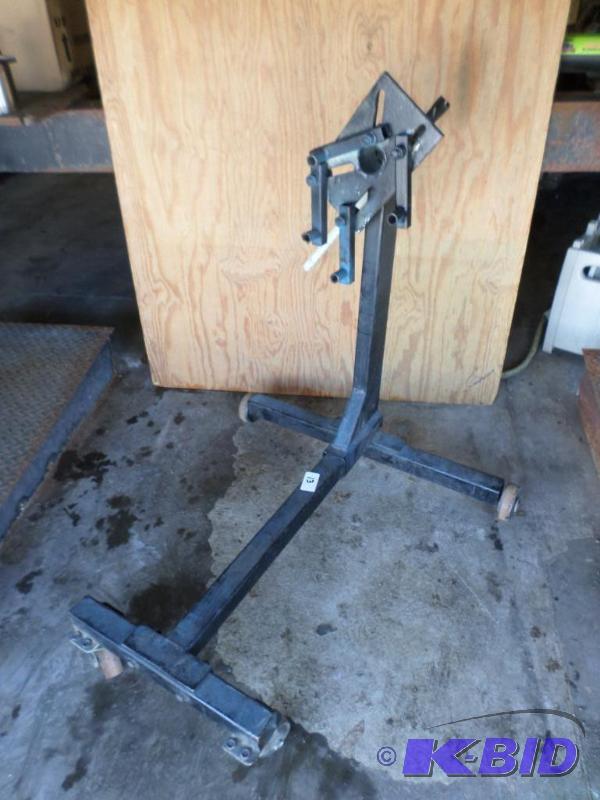 lot 13 image: Omega 750# Engine Stand...
