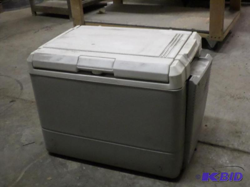 lot 139 image: Coleman Camp Cooler...